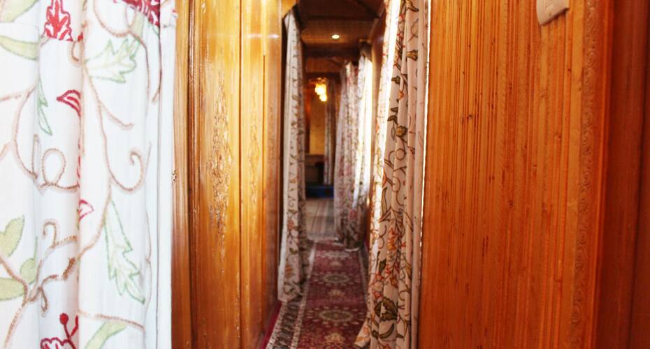 New Bombay Houseboat, Srinagar 4